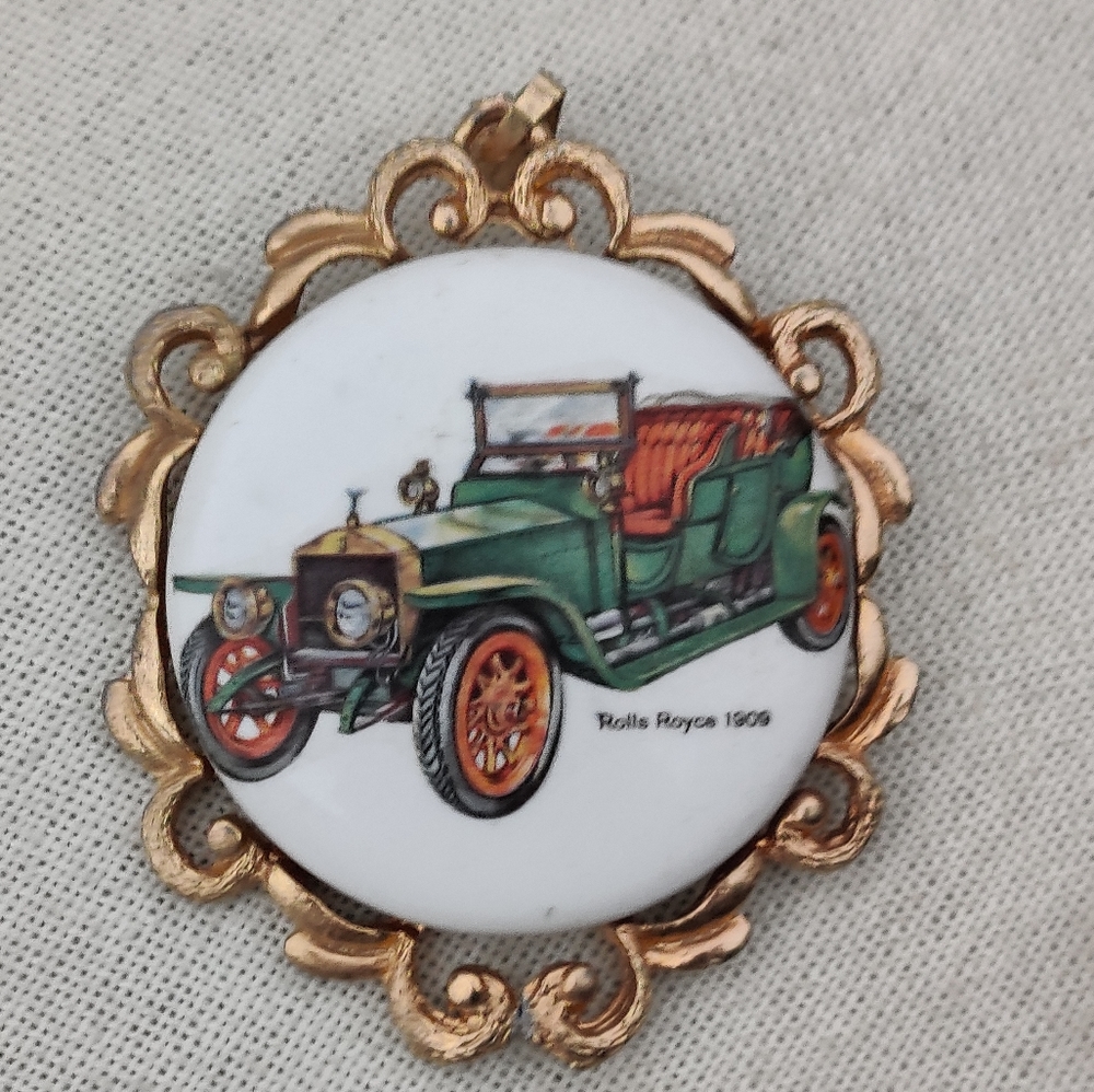 🚗Vintage large painted car pendant/brooch
